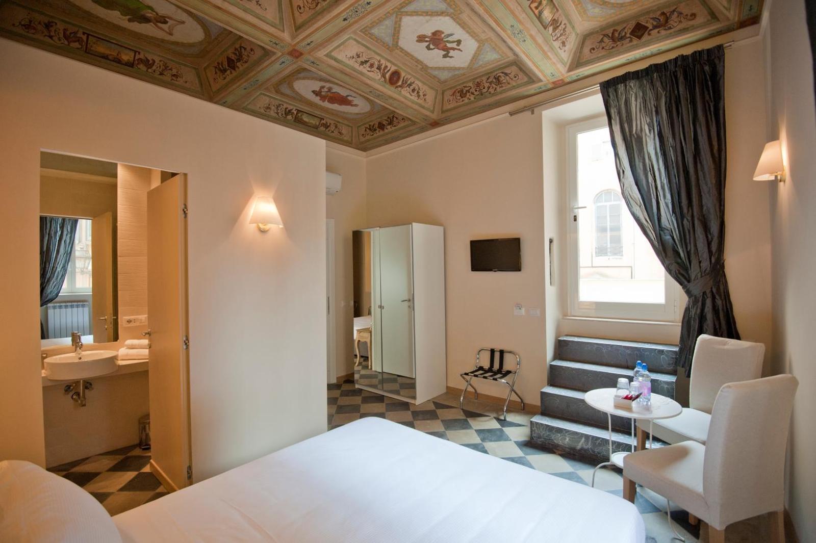 Little Queen Suite